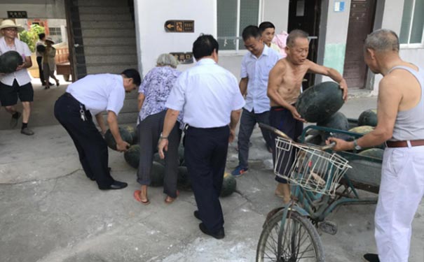 炎炎夏日，為福利院老人送清涼