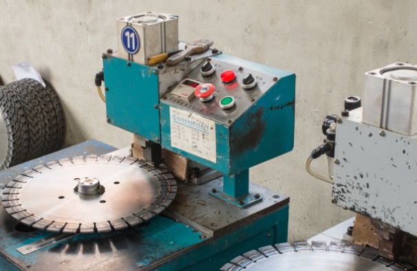 石材切割片鋸機軸的精度應該如何檢驗調整呢？