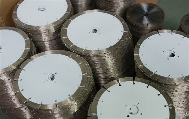 針對板材質量的提高，石材切割鋸片鋸機可以做好哪些工作呢？