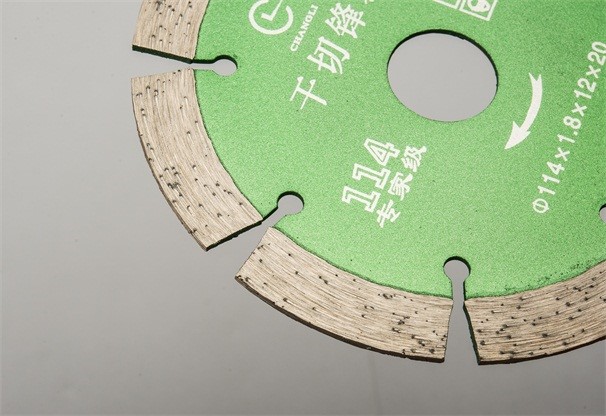 使用幹切王鋸片切的透光石怎樣辨別優劣?