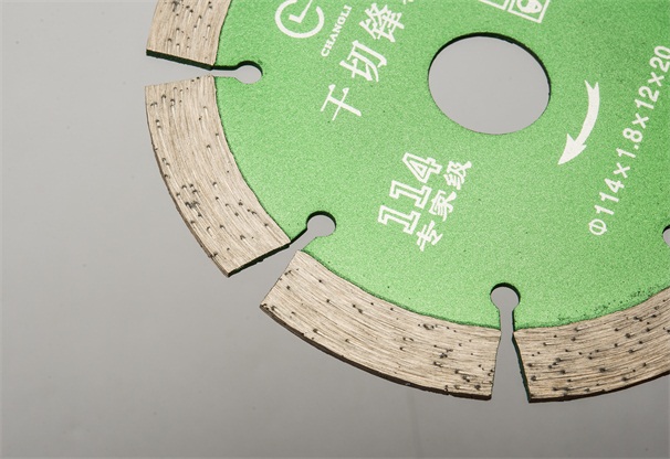 如何使用水砂紙處理幹切王切割片加工的櫥櫃台麵小磨痕?