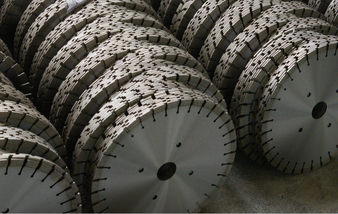 金剛石切割片結塊磨損過程中鋸切力與表麵形貌對應關係的試驗分析