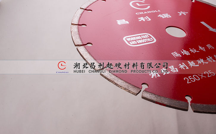 切花崗岩要用專業的鋸片,為什麼花崗石這麼硬？